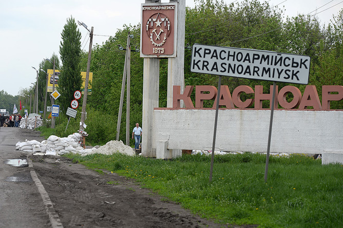 Разрушенный блокпост сторонников федерализации у въезда в город Красноармейск