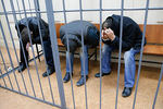 Подозреваемые в причастности к убийству Бориса Немцова Тамерлан Эскерханов, Шагит Губашев и Хамзат Бахаев внутри клетки подсудимых в здании суда в Москве
