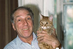 Сергей Юрский со своим котом по кличке Соус, 1995 год