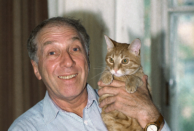 Сергей Юрский со своим котом по кличке Соус, 1995 год