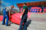 Рабочие укладывают «красную дорожку» во время подготовки к 37-му Московскому международному кинофестивалю в Москве