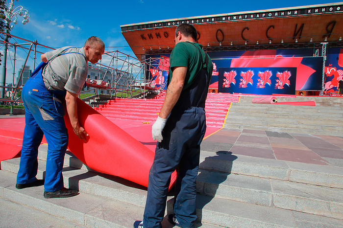 Рабочие укладывают &laquo;красную дорожку&raquo; во время подготовки к&nbsp;37-му Московскому международному кинофестивалю в&nbsp;Москве