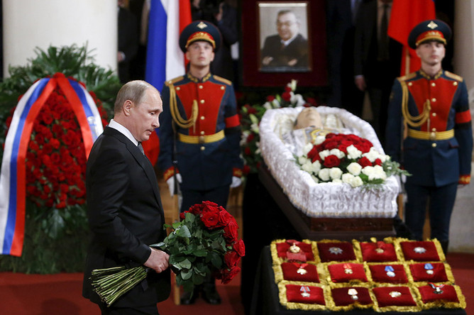 Владимир Путин во время церемонии прощания с политиком Евгением Примаковым в Колонном зале Дома союзов