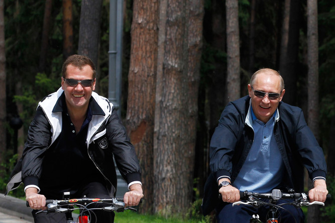 Дмитрий Медведев и Владимир Путин, 2011 год