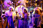 Участницы парада Снегурочек на Тверском бульваре в рамках фестиваля «Путешествие в Рождество»