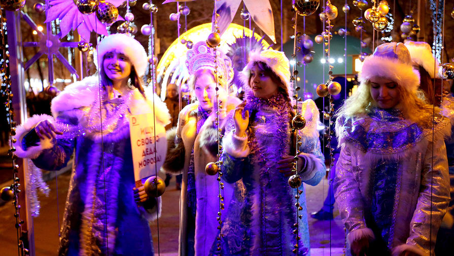 Участницы парада Снегурочек на&nbsp;Тверском бульваре в&nbsp;рамках фестиваля &laquo;Путешествие в&nbsp;Рождество&raquo;