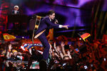 Представитель Нидерландов Дауэ Боб во время выступления в финале 61-го международного конкурса песни «Евровидение - 2016»