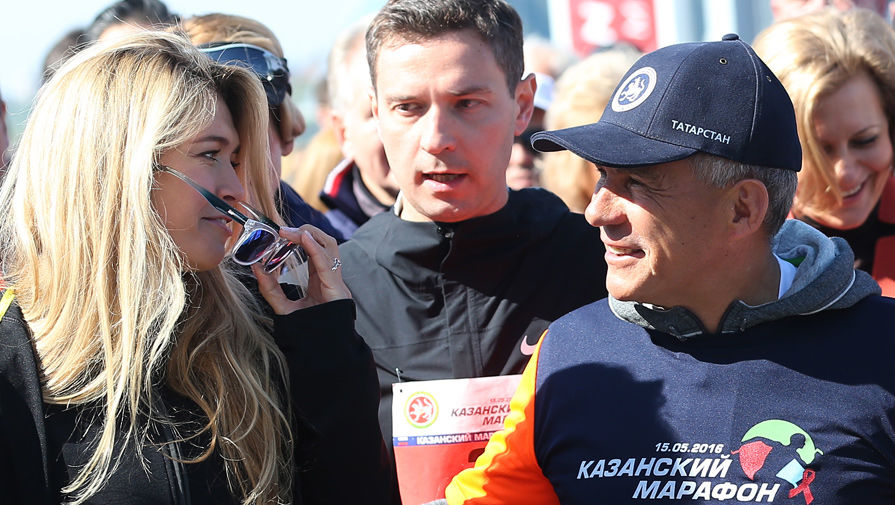 Певица Вера Брежнева и президент Татарстана Рустам Минниханов (справа) во время Казанского марафона &ndash; 2016