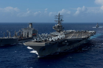 Американский авианосец USS Ronald Reagan около побережья Окинавы, 9 октября 2017 года
