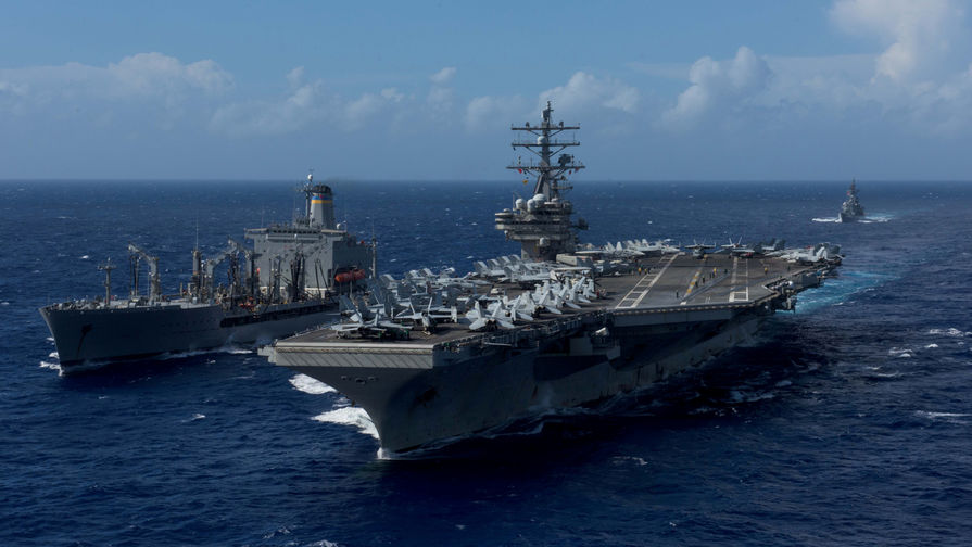 Американский авианосец USS Ronald Reagan около побережья Окинавы, 9 октября 2017 года