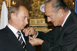Президент Франции Жак Ширак (справа) во время награждения президента России Владимира Путина орденом Почетного легиона высшей степени в Елисейском дворце, 2005 год