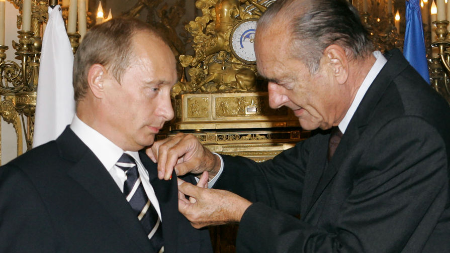 Президент Франции Жак Ширак (справа) во время награждения президента России Владимира Путина орденом Почетного легиона высшей степени в&nbsp;Елисейском дворце, 2005 год