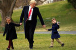 Президент США Дональд Трамп со своими внуками на лужайке Белого дома в Вашингтоне, 3 марта 2017 года