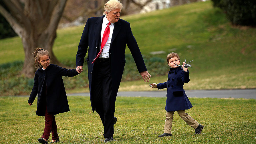 Президент США Дональд Трамп со своими внуками на лужайке Белого дома в Вашингтоне, 3 марта 2017 года