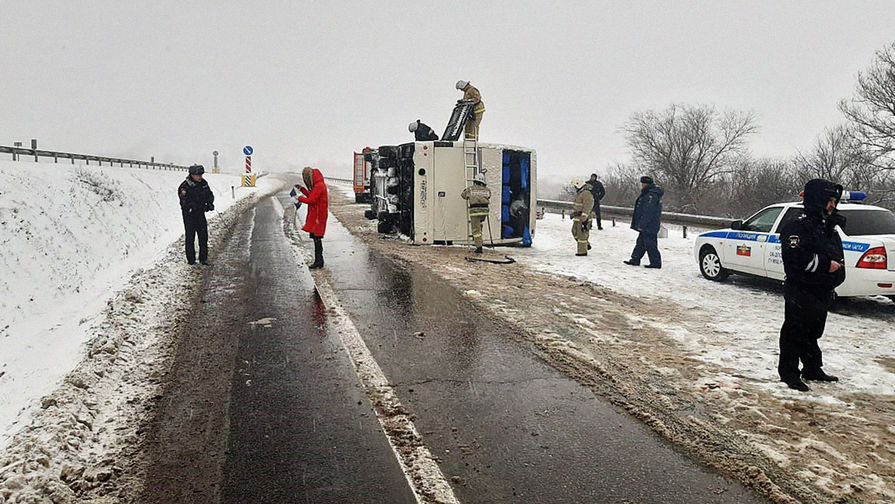 На месте опрокидывания автобуса в Воронежской области, 3 декабря 2019 года