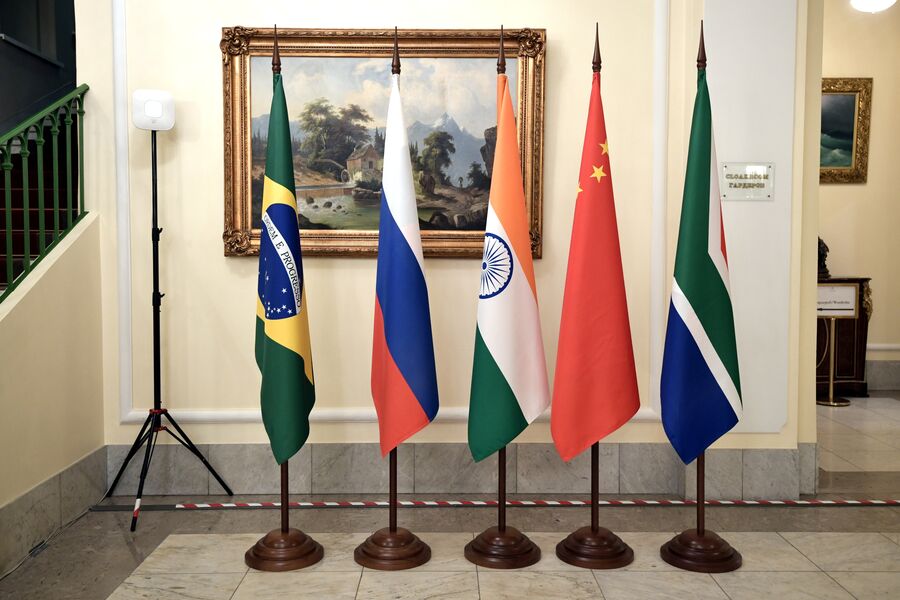 Флаги стран-участниц БРИКС (Бразилии, России, Индии, Китая и ЮАР)