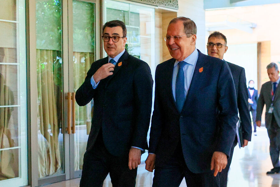 Министр иностранных дел РФ Сергей Лавров и министр иностранных дел Бразилии Карлус Альберту Франку Франс на двусторонней встрече в рамках заседания глав МИД стран «Группы двадцати» (G20) в Индонезии, 8 июля 2022 года