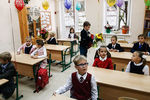 Первоклассники в учебном классе после торжественной линейки, посвященной Дню знаний, в одной из московских школ
