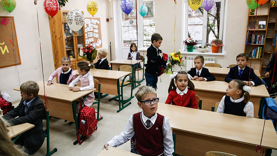 Первоклассники в&nbsp;учебном классе после торжественной линейки, посвященной Дню знаний, в&nbsp;одной из&nbsp;московских школ