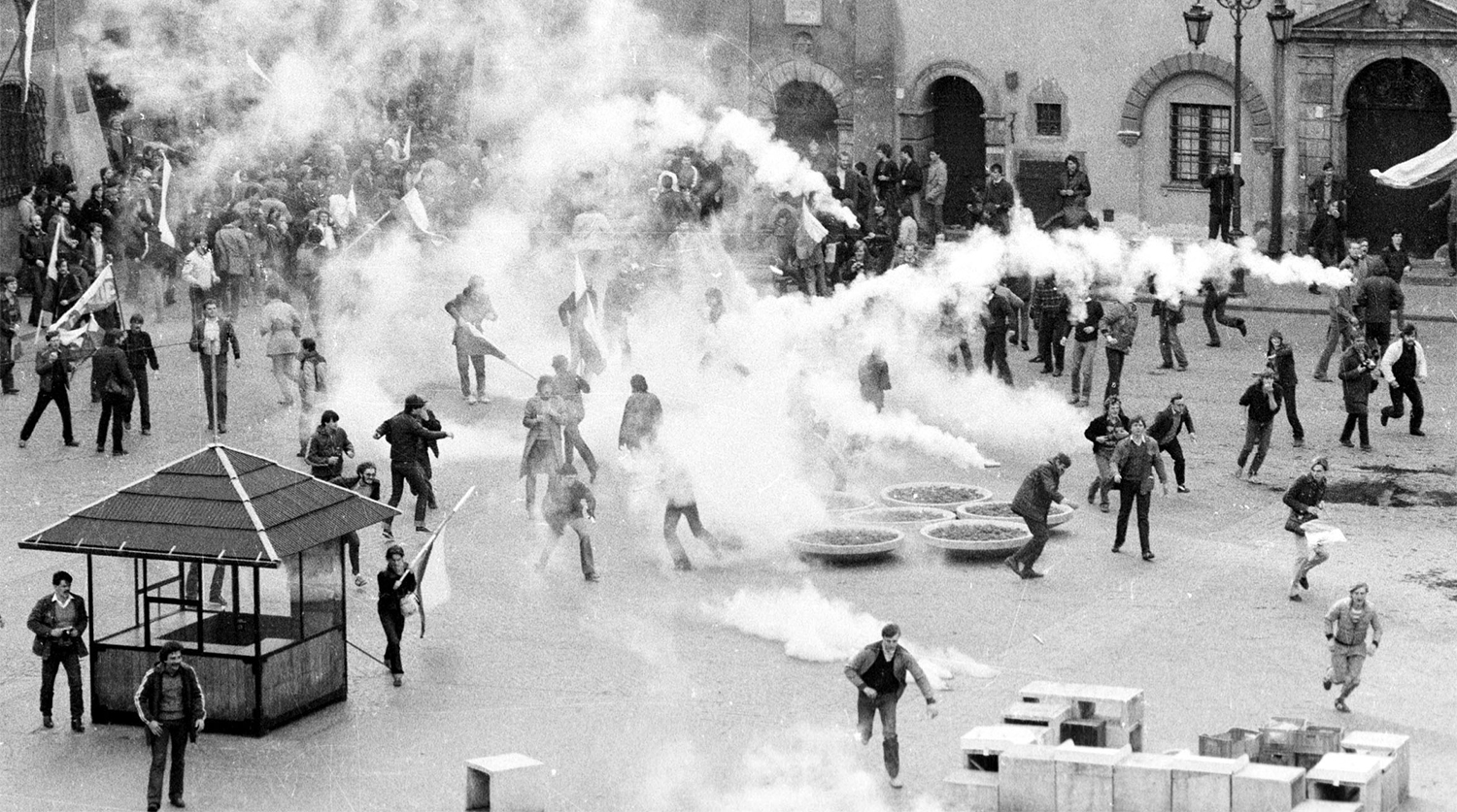 Протестующие в старом городе Варшавы, май 1982 года