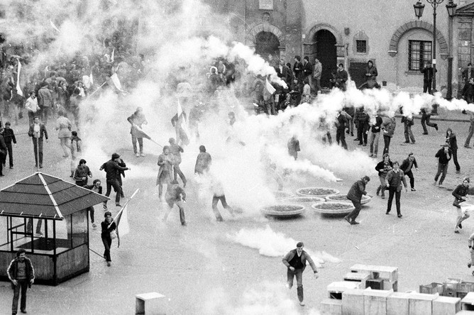 Протестующие в старом городе Варшавы, май 1982 года