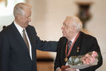 Президент России Борис Николаевич Ельцин и народный артист РФ Юрий Никулин, 1997 год