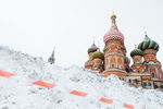 Вид на храм Василия Блаженного на Красной площади в Москве, январь 2016