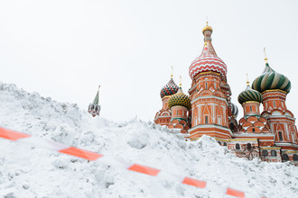 Вид на храм Василия Блаженного на Красной площади в Москве, январь 2016