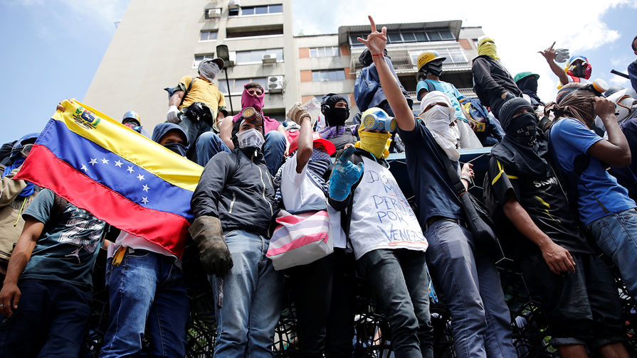 Сторонники оппозиции участвуют в митинге против правительства президента Венесуэлы Николаса Мадуро в Каракасе, Венесуэла, 9 июня 2017 года