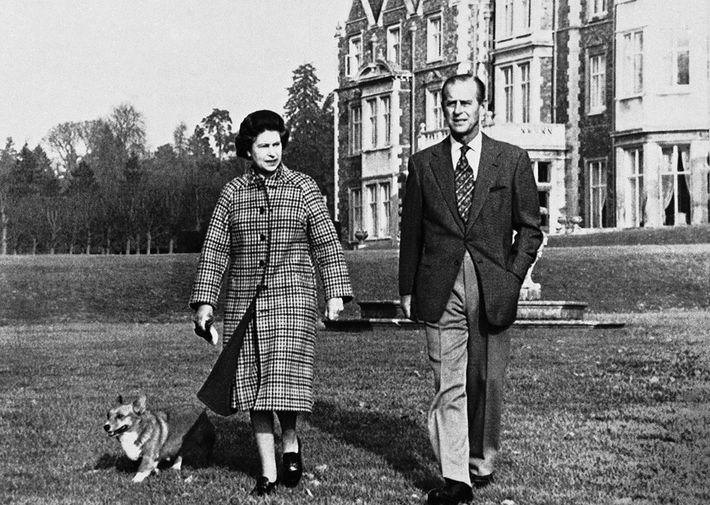 Елизавета II с&nbsp;супругом Филиппом гуляют с&nbsp;собакой на&nbsp;территории Сандрингемского дворца в&nbsp;Норфолке, 1982 год 