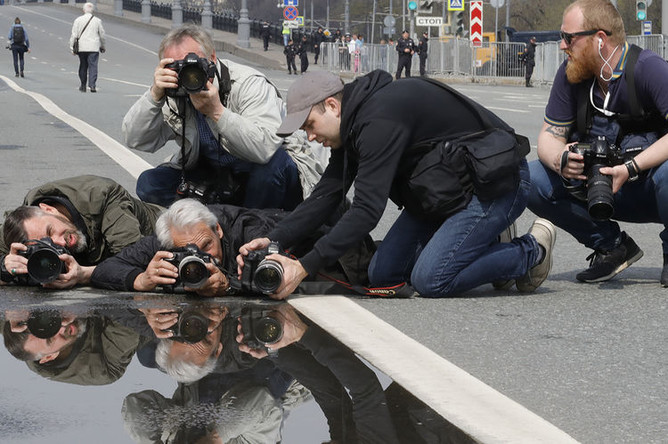 Работа фотокорреспондентов во время первомайской демонстрации в Москве, 1 мая 2018 года