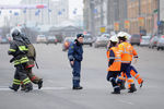 Сотрудники спасательных служб и милиции у входа на станцию метро «Лубянка», где произошел теракт, 29 марта 2010 года