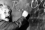 Альберт Эйнштейн пишет уравнение на доске в Институте Карнеги, США, 1931 год