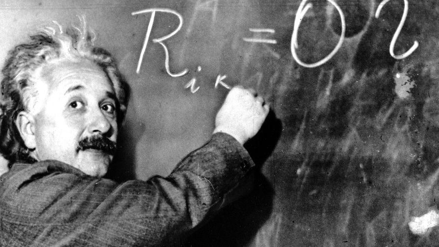 Альберт Эйнштейн пишет уравнение на&nbsp;доске в&nbsp;Институте Карнеги, США, 1931 год