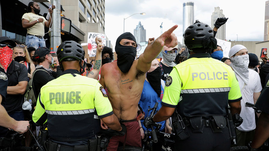 Во время беспорядков у штаб-квартиры CNN в Атланте, США, 30 мая 2020 года