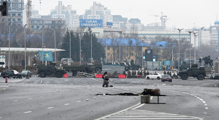 Военнослужащие на&nbsp;площади Алма-Аты после беспорядков, 7&nbsp;января 2022&nbsp;года