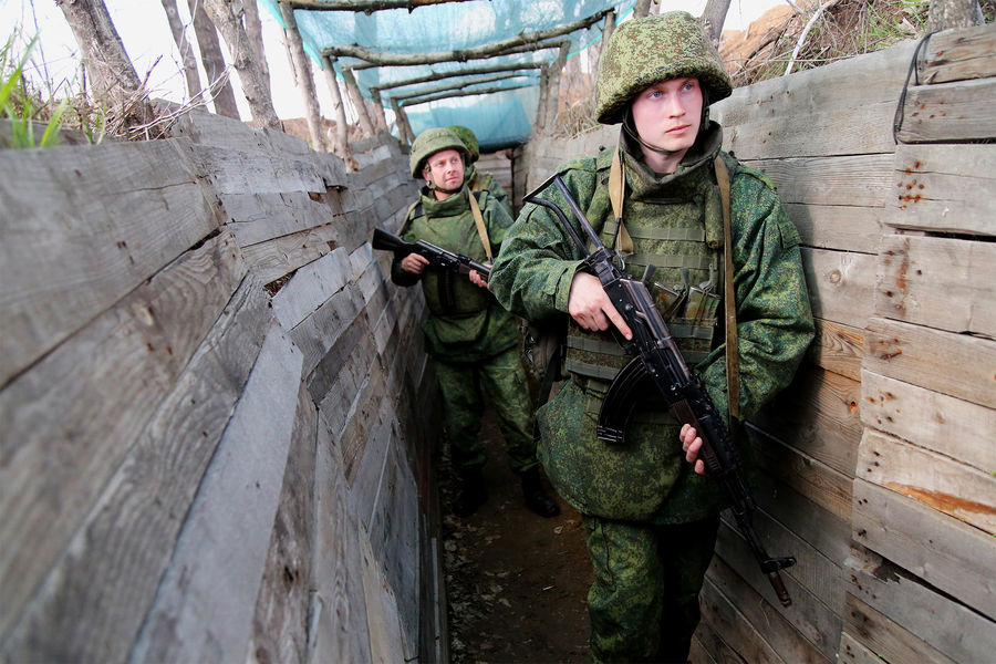 Бойцы Народной милиции ДНР передвигаются по окопу между позициями на западной окраине Донецка на линии соприкосновения