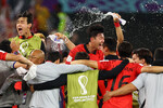 Футболисты сборной Южной Кореи после победы над сборной Португалии на Чемпионате мира-2022 в Катаре
