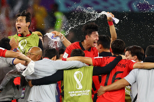 Футболисты сборной Южной Кореи после победы над&nbsp;сборной Португалии на&nbsp;Чемпионате мира-2022 в&nbsp;Катаре