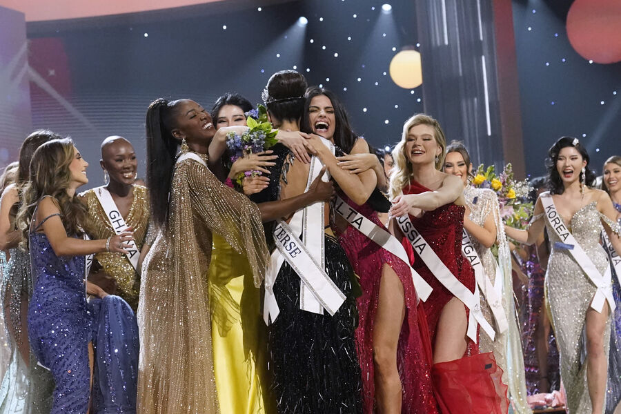 Участницы конкурса красоты «Мисс Вселенная» поздравляют победительницу, 14&nbsp;января 2023&nbsp;года
