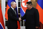 Президент РФ Владимир Путин и председатель государственных дел Корейской Народно-Демократической Республики Ким Чен Ын во время совместного фотографирования в Пхеньяне, 19 июня 2024 года