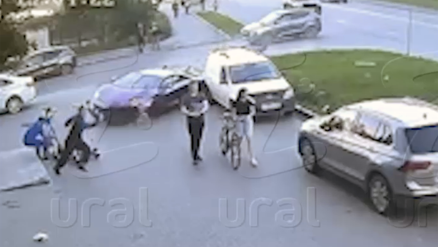 Появилось видео момента ДТП с сыном Алтушкина в Екатеринбурге