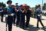 На церемонии прощания с погибшим в Сирии российским военным летчиком-инструктором Ряфагатем Хабибуллиным в городе Кореновске