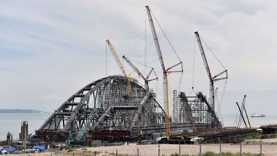 Завершение сборки судоходной арки железнодорожной части Керченского моста в Крыму, 20 июня 2017