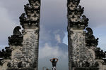Храм Лемпуянг на фоне вулкана Агунг на Бали, 26 ноября 2017 года