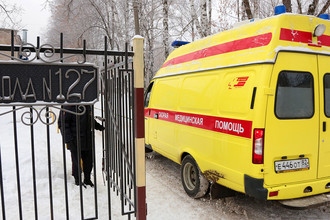 Машина скорой помощи у школы №127 в Мотовилихинском районе Перми после нападения подростков с ножами на учеников, 15 января 2018 года