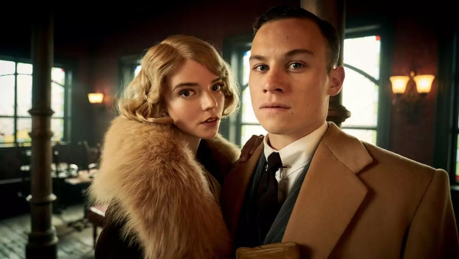 Актеры Аня Тейлор-Джой и Финн Коул в сериале «Острые козырьки»