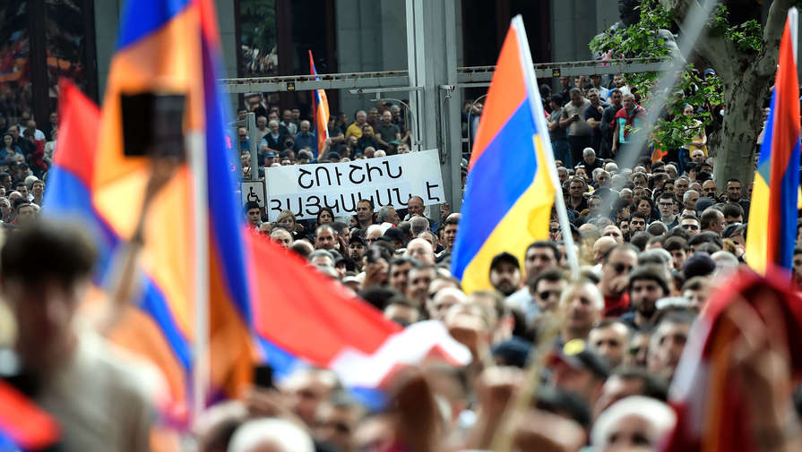 Протестующие в Ереване попытались сломать ворота парламента Армении