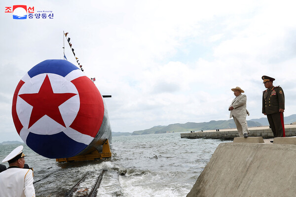 Лидер КНДР Ким Чен Ын (справа) на&nbsp;церемонии спуска на&nbsp;воду новой тактической атомной подводной лодки в&nbsp;Северной Корее, 8&nbsp;сентября 2023&nbsp;года