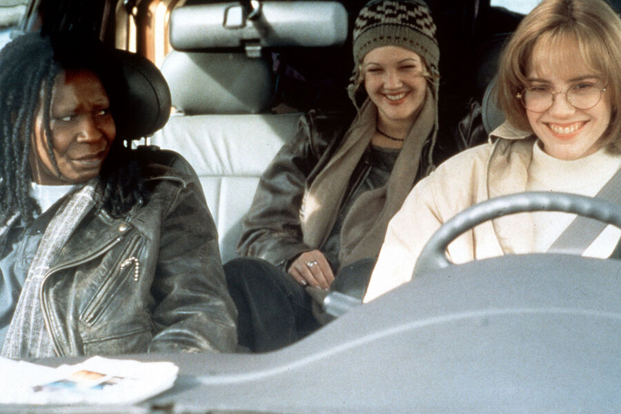 <b>«Парни побоку» (1995)</b>
<br><br>
Фильм-участник 19-го Московского международного кинофестиваля — настоящий гимн женской дружбе. Вупи Голдберг сыграла здесь Джейн — музыкальную исполнительницу, которая отправляется на&nbsp;машине из&nbsp;Нью-Йорка в&nbsp;Лос-Анджелес со случайной попутчицей по&nbsp;имени Робин (Мэри-Луиз Паркер). Остановившись в&nbsp;Питтсбурге, чтобы навестить Холли, подругу Джейн (Дрю Бэрримор), они наблюдают, как на&nbsp;девушку нападает ее бойфренд. Избив его и привязав к&nbsp;стулу, продолжают путешествие они уже втроем.
